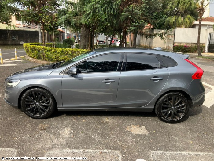 Volvo V40 2.0 T4 MOMENTUM  2018/2019